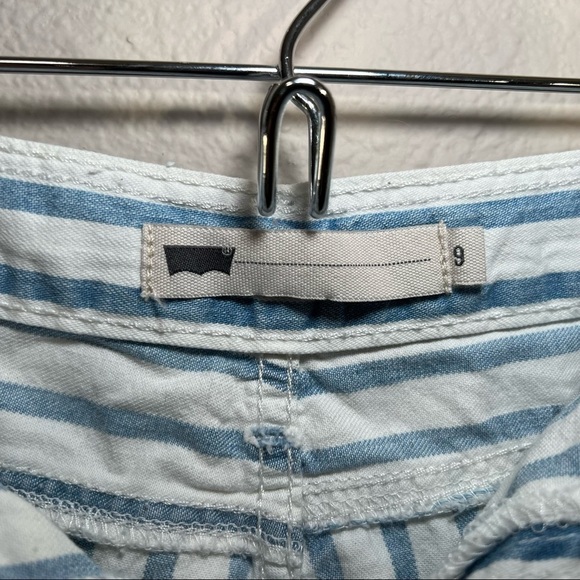 COPY - Levi's White and Blue Striped Denim Shorts with Raw Hem Size 9 - Picture 4 of 5